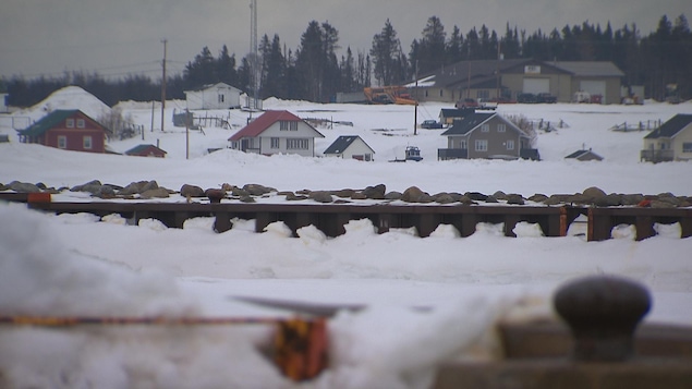 Des maisons en bordure d'un quai en hiver.