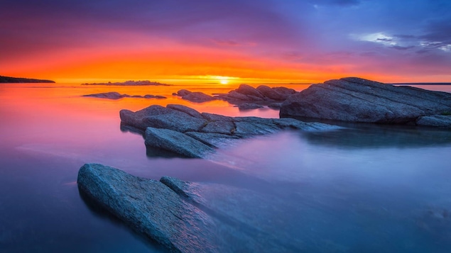 Les rives morcelées de l'île aux Lièvres au lever du soleil Les rives morcelées de l'île aux Lièvres au lever du soleil