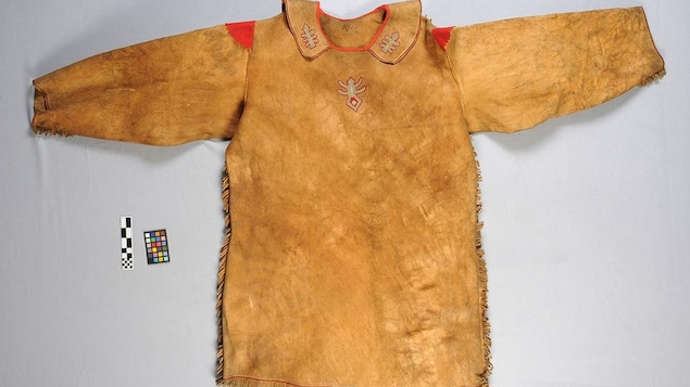 Un manteau en peau d'orignal sur une surface plane.