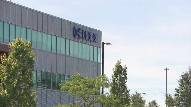 Immeuble à bureau vitré avec l'inscription Cogeco sur la façade.