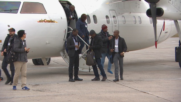 Les visiteurs qui débarquent de l'avion