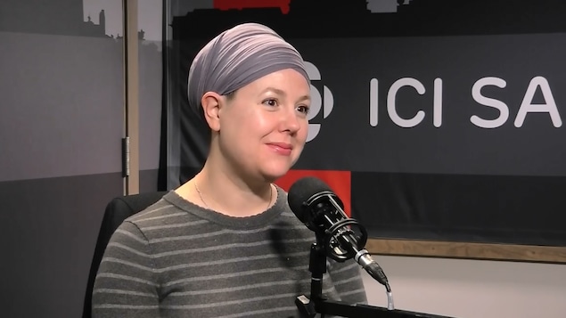 Marie Galophe en entrevue dans le studio de radio d'Ici Saskatchewan