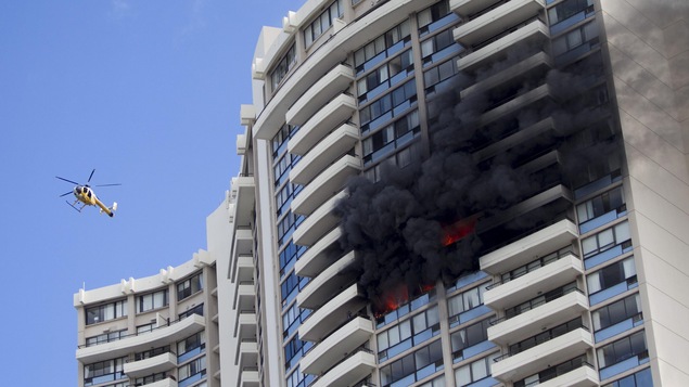 L'hélicoptère du département des pompiers d'Honolulu vole près d'un feu brûlant sur un plancher du complexe d'appartements Marco Polo L'hélicoptère du département des pompiers d'Honolulu vole près d'un feu brûlant sur un plancher du complexe d'appartements Marco Polo
