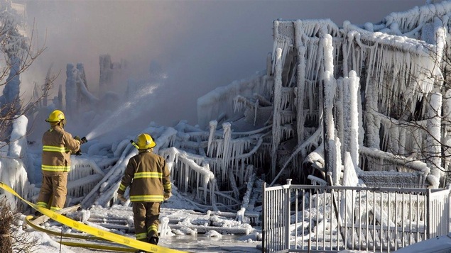 Pompiers devant les décombres de la Résidence du Havre de L'Isle-Verte, le 23 janvier 2014.