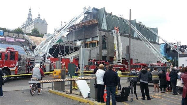 Les pompiers combattent les flammes. Les pompiers combattent les flammes.