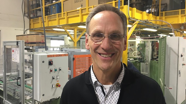 Yves Dandurand sourit dans une une salle de l'usine Adfast