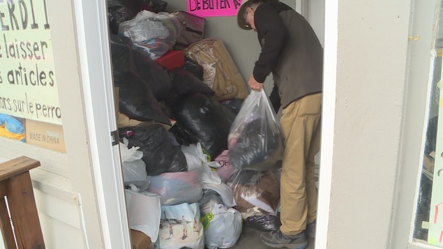 Étienne, un donateur, vient porter des vêtements à la banque alimentaire Ami Soleil de Caraquet.