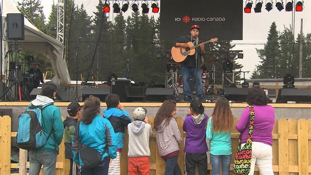 Tshishapeu Vachon en spectacle au festival Innu Nikamu en 2015