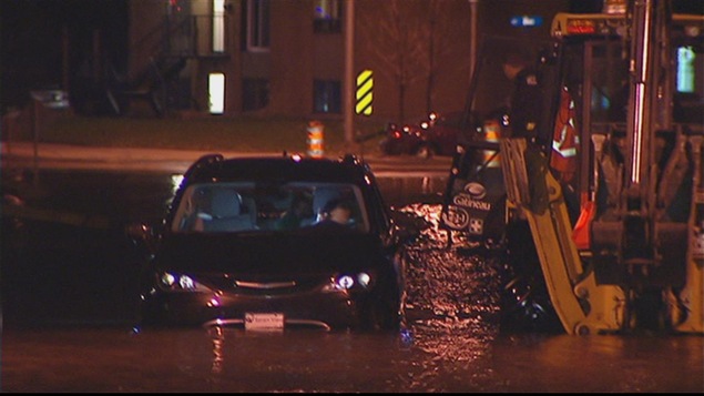 Une automobiliste s'est aventurée dans une rue inondée à Gatineau. Une automobiliste s'est aventurée dans une rue inondée à Gatineau.