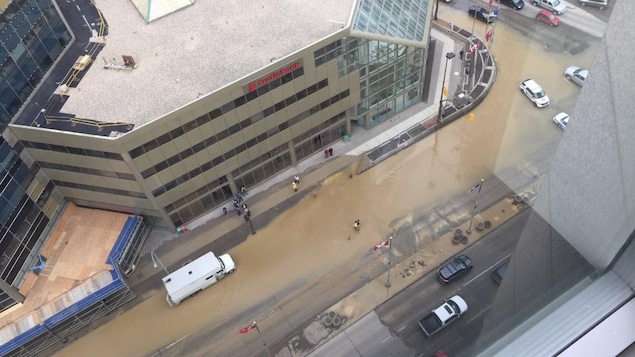 L'intersection de la rue Main et de l'avenue Portage est partiellement submergée L'intersection de la rue Main et de l'avenue Portage est partiellement submergée