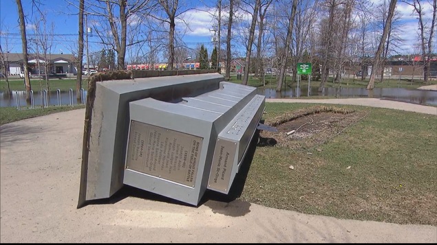 Même le monument aux soldats sur le terrain de l'hôtel de ville d'Amqui a été arraché de son socle Même le monument aux soldats sur le terrain de l'hôtel de ville d'Amqui a été arraché de son socle