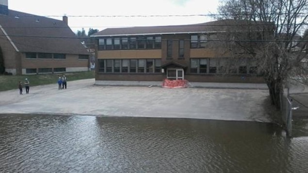 L'eau est montée jusque dans la cour d'une école de Maniwaki. L'eau est montée jusque dans la cour d'une école de Maniwaki.