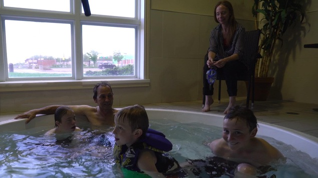 Les membres de la famille Lallemand dans le jaccuzi de l'hôtel Les membres de la famille Lallemand dans le jaccuzi de l'hôtel