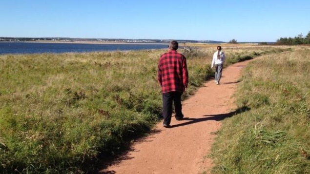 Deux personnes marchent sur le sentier. Deux personnes marchent sur le sentier.