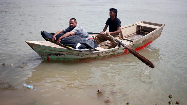 Un homme fuit Mossoul à l’aide d’un bateau sur le Tigre, emportant avec lui le corps de sa femme tuée pendant les combats et qu’il espère enterré. Un homme fuit Mossoul à l’aide d’un bateau sur le Tigre, emportant avec lui le corps de sa femme tuée pendant les combats et qu’il espère enterré.