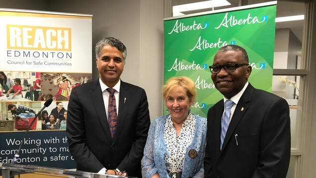 Irfan Sabir, ministre des Services à la personne, Jan Fox, directrice de REACH, et Luketa M'Pindou, directeur général de l'Alliance Jeunesse-Famille Society Irfan Sabir, ministre des Services à la personne, Jan Fox, directrice de REACH, et Luketa M'Pindou, directeur général de l'Alliance Jeunesse-Famille Society