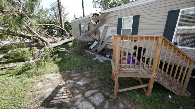 Un homme est étendu près de sa maison détruite par la chute d'un arbre après le passage de l'ouragan Irma, à Kissimmee en Floride. Un homme est étendu près de sa maison détruite par la chute d'un arbre après le passage de l'ouragan Irma, à Kissimmee en Floride.