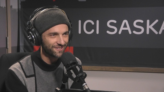 Jacques Poulin-Denis dans le studio radio de Radio-Canada à Regina.