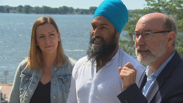 Les trois députés côte à côte devant le fleuve