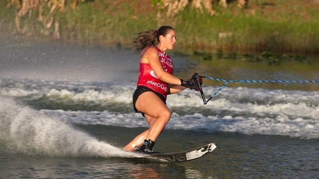 Jaimee Bull s'accroche solidement à sa corde, les pieds sur son ski.
