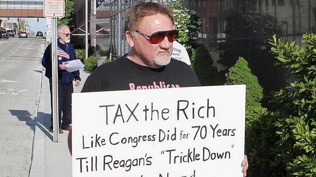 Sur cette photo non datée, James T. Hodgkinson tient une pancarte durant une manifestation à Belleville en Illinois. Sur cette photo non datée, James T. Hodgkinson tient une pancarte durant une manifestation à Belleville en Illinois.