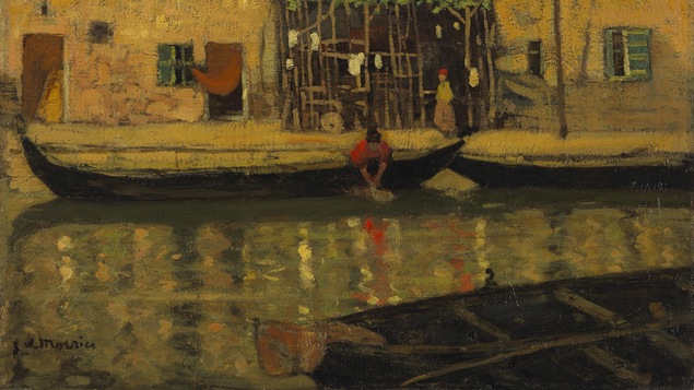 Représentation d'une toile de l'artiste Morrice sur laquelle il dépeint des bâtiments au bord d'un canal à Venise sur lequel flottent des embarcations.