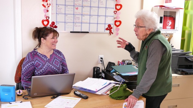 Janice Burnett (assise) discute avec Laurette Aubin . « Ce centre est un lieu de rassemblement important pour la communauté », dit Mme Burnett.
Janice Burnett (assise) discute avec Laurette Aubin . « Ce centre est un lieu de rassemblement important pour la communauté », dit Mme Burnett.