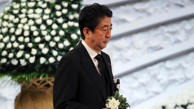 La premier ministre du Japon, Shinzo Abe, se recueille lors des commémorations du sixième anniversaire de la tragédie de Fukushima La premier ministre du Japon, Shinzo Abe, se recueille lors des commémorations du sixième anniversaire de la tragédie de Fukushima