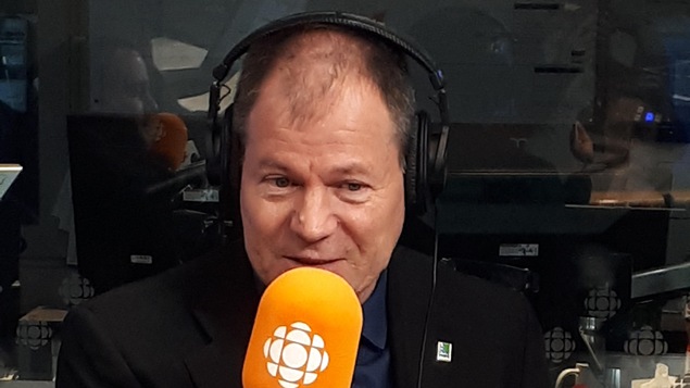 Le candidat Jean-François Aubin au micro de l'émission Facteur matinal