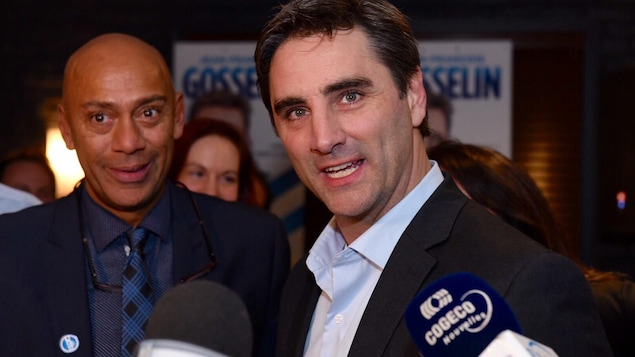Le candidat à la mairie Jean-François Gosselin, devant les partisan.