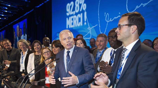 Jean-François Lisée, entouré des députés du PQ, peu après l'annonce du résultat du vote de confiance. Jean-François Lisée, entouré des députés du PQ, peu après l'annonce du résultat du vote de confiance.