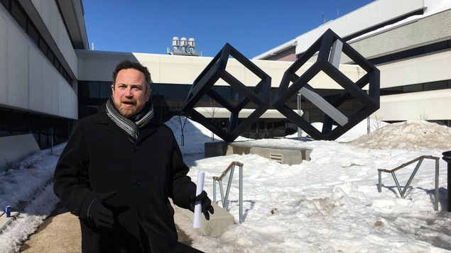 Jean Lamarche fait une annonce devant l'UQTR