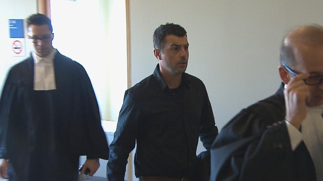 Jean-Philippe Blanchette sort d'une salle du palais de justice
