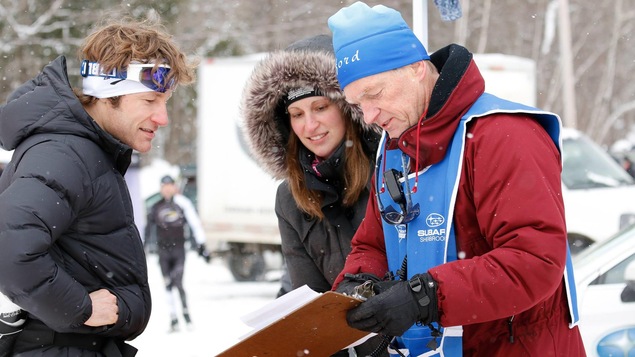 Jean Pinard s'entretient avec des gens lors d'une course de ski de fond.