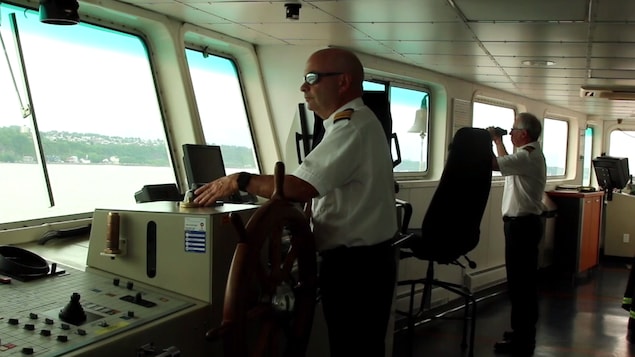 Le capitaine dans sa cabine aux commandes du traversier Le capitaine dans sa cabine aux commandes du traversier