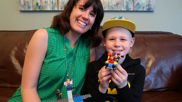 Amanda Jensen et son fils Jake atteint d'un cancer.