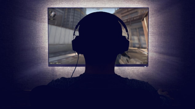 Un adolescent joue à un jeu vidéo Un adolescent joue à un jeu vidéo