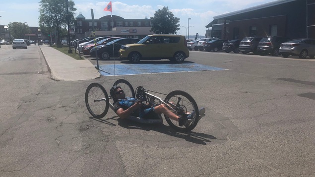 Jimmy Pelletier lors de son arrivée à Rimouski en vélo à main.