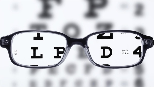 Lunettes devant un tableau optométrique