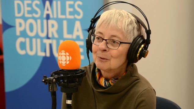 Jocelyne Saucier accorde une entrevue dans un studio d'ICI Première.