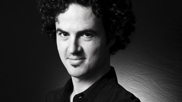 Joël Lavoie, vu de face, avec sa guitare électrique.