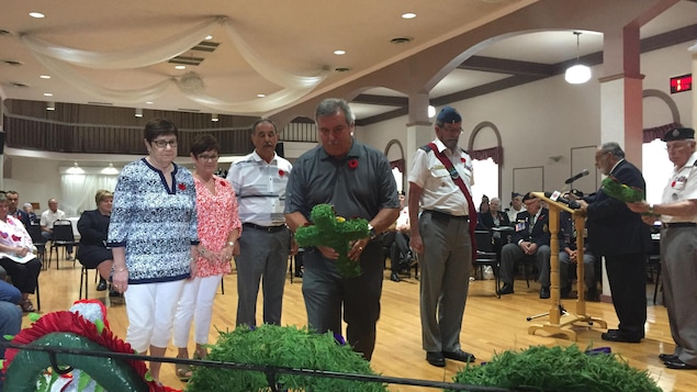4 enfants d'un ancien prisonnier de guerre déposent une couronne en sa mémoire.
