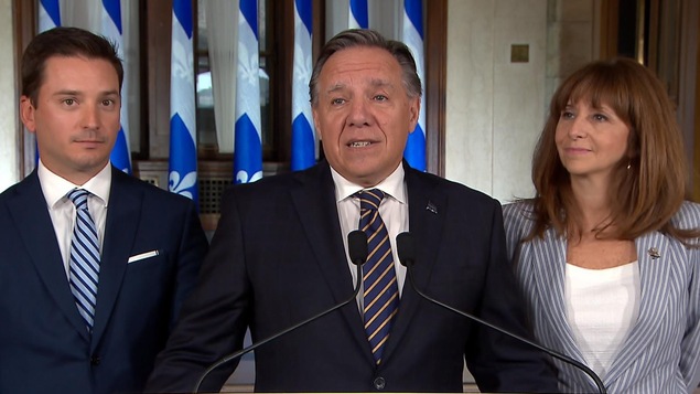 Les ministres Jolin-Barrette et Roy entourent le premier ministre Legault