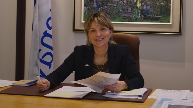 Josée Néron assise à son bureau