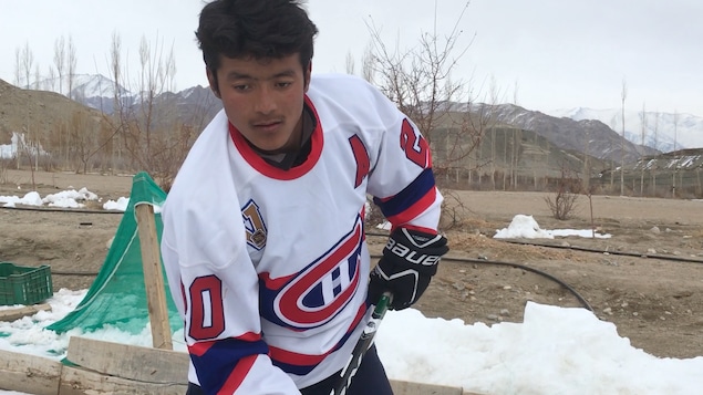 Konchok s'entraîne sur une patinoire de Leh. Konchok s'entraîne sur une patinoire de Leh.