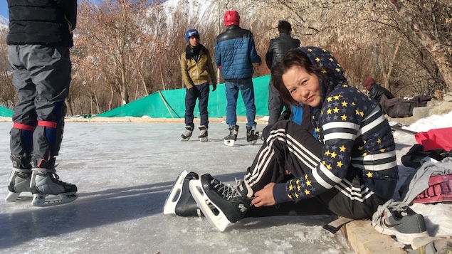 Joueuse de hockey, dans la ville de Leh Joueuse de hockey, dans la ville de Leh