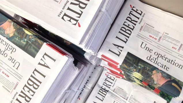 Plusieurs piles de journaux.