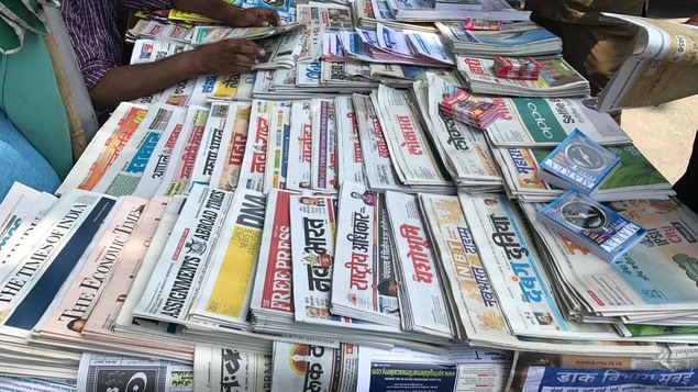Un vendeur de journaux, à Mumbai. Un vendeur de journaux, à Mumbai.