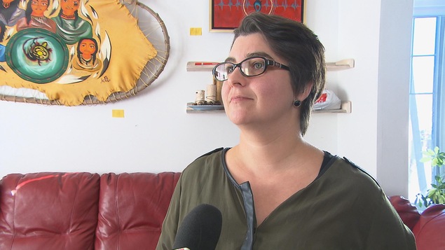 La travailleuse sociale Julie Bouchard accorde une entrevue sur la formation autochtone. La travailleuse sociale Julie Bouchard accorde une entrevue sur la formation autochtone.