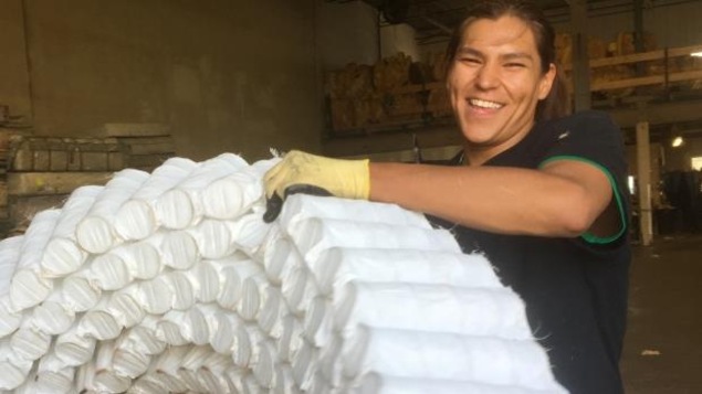 Justice Faithful est en train de recycler un matelas Justice Faithful est en train de recycler un matelas